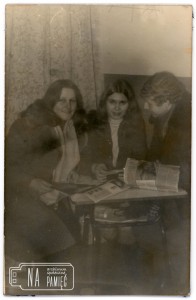1973. Spotkanie towarzyskie w klubokawiarni (przegląd prasy), od lewej Maria Dziadyk, Krystyna Dziadyk, Czesław Walacik
