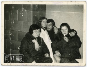 1973/4. Spotkanie towarzyskie w klubokawiarni,  od lewej: Renata Wicher, Krystyna Dziadyk, Kazimierz Najwer, Grażyna Wicher