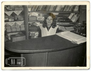 1973/4. Kierownik Klubokawiarni w Radwanicach Krystyna Dziadyk 
