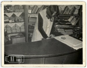 1973/4. Kierownik Klubokawiarni w Radwanicach Krystyna Dziadyk 