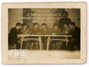 Lata 50. Gminna Świetlica w Radwanicach, zajęcia świetlicowe: gra w szachy